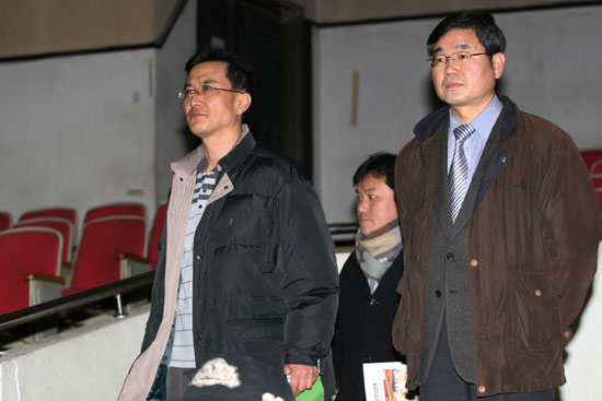 한석호 전진 전 집행위원장(왼쪽)과 김형탁 전 당대변인(오른쪽), 김종철 전진 집행위원장(가운데)의 모습이 보인다.