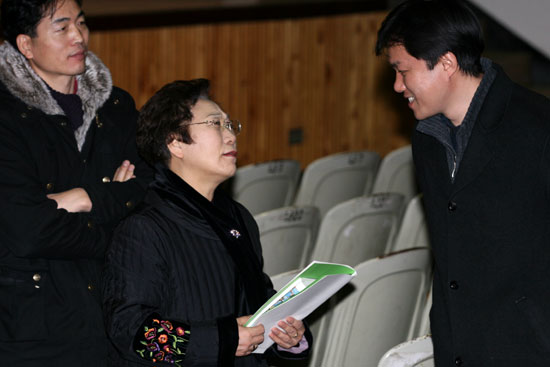 김혜경 전 당대표와 김종철 전진 집행위원장이 이야기를 나누고 있다.