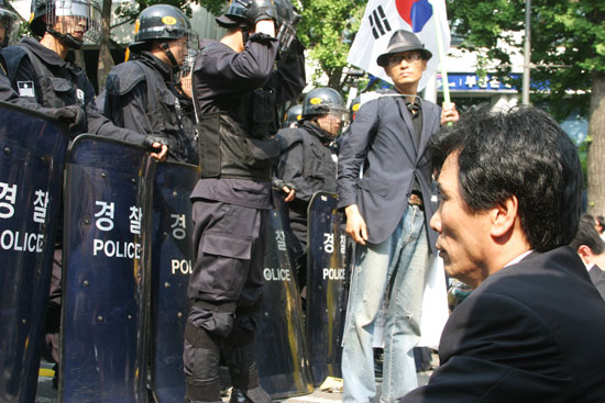 연좌농성 돌입한 창조한국당 유원일 의원
