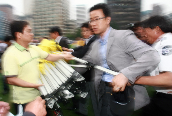 민주당, 시청광장 연좌농성