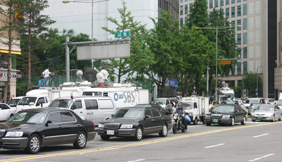 서울광장, 경찰 봉쇄에 가로막힌 취재차량