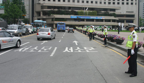 서울광장, 경찰 봉쇄에 가로막힌 취재차량