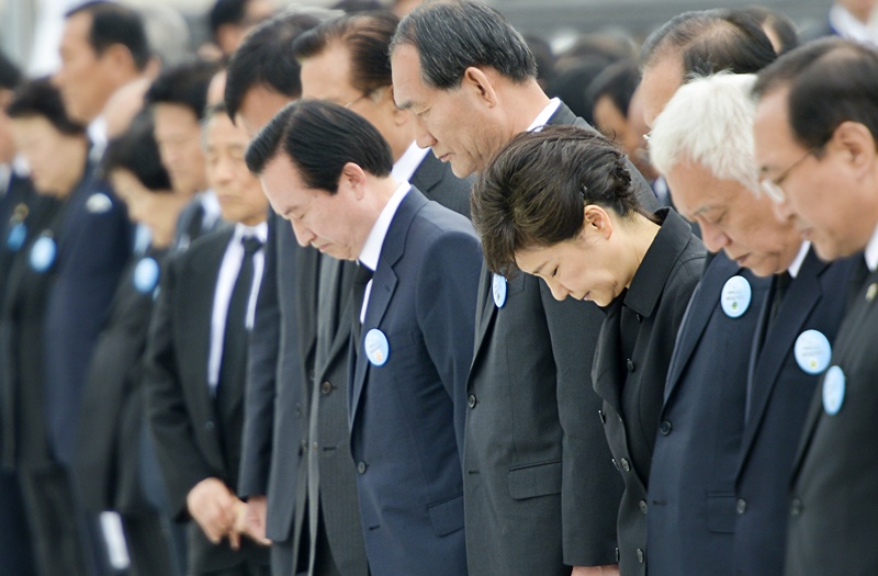 묵념을 올리고 있는 박근혜 대통령
