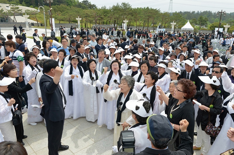 5.18기념식장에서 임을 위한 행진곡을 부르고 있는 5.18단체