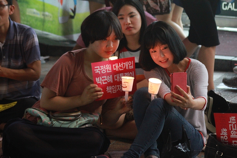 촛불집회 참석자들이 기념사진을 찍고 있다. (자료사진)