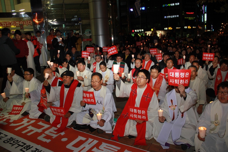 시국미사, 거리행진 이어 촛불집회까지
