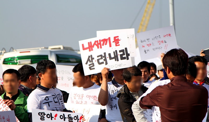 세월호 침몰, ‘내 새끼를 살려내라’ 시위하는 단원고 유족