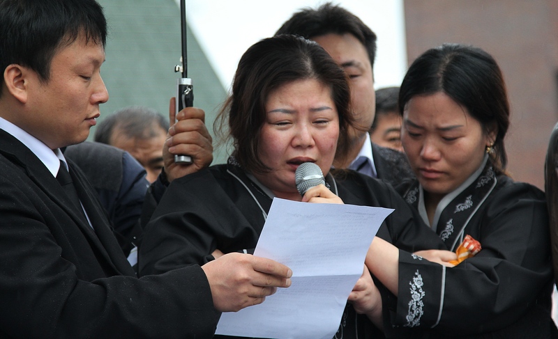 고 김재기씨 부인이 기자회견에서 유족 입장을 발표하고 있다. 준비해온 원고를 읽는 도중 혈압이 올라 극도로 불안정한 상태에서 오열하며 읽고 있다.