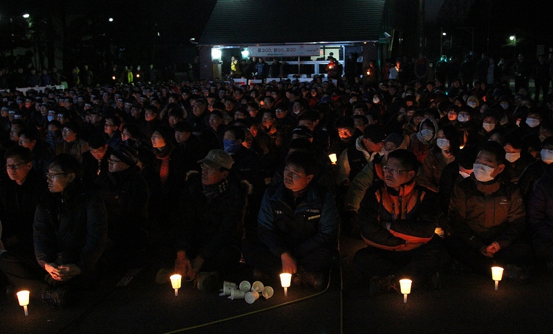 김재기 열사 투쟁대책위원회는 24일 오후 금호타이어 광주공장 정문 앞에서 ‘열사정신 계승, 현장탄압 분쇄, 도급화 철회 故김재기 열사 투쟁승리 결의대회’를 열고 있다. 이날 결의대회에는 유족, 4시간 부분파업에 나선 금호타이어노조 조합원, 광주·전남지역 시민사회를 비롯해 800여명이 함께 하고 있다.