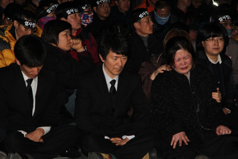 결의대회에는 故 김재기 열사의 유족들이 참여하고 있다. 부인은 결의대회 내내 오열했고, 형들은 고통스러워 했다.