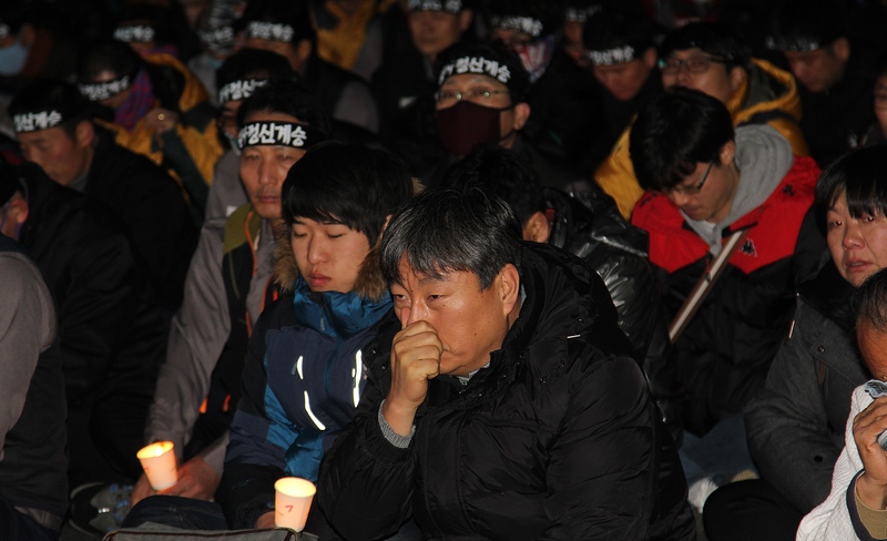 故 김재기 열사 부인이 결의대회에서 애끓는 심정을 호소하자 결의대회 참가자들이 눈물을 흘리며 듣고 있다.