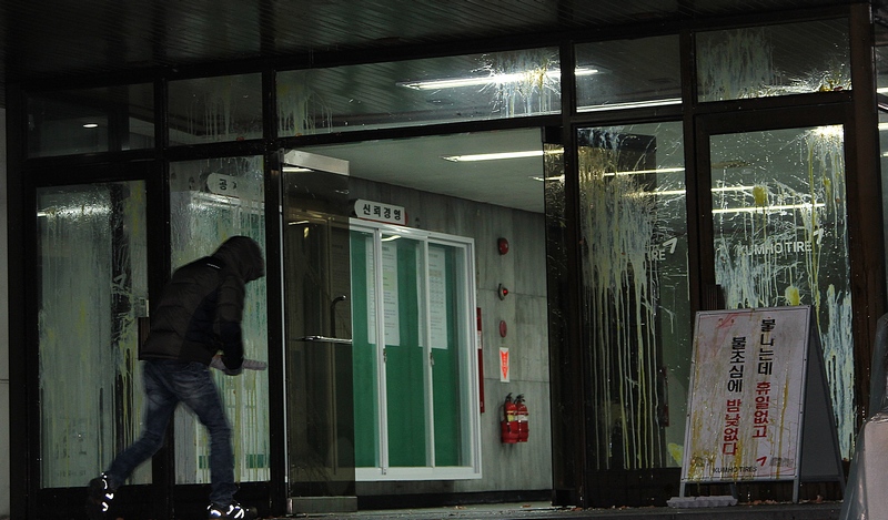 금호타이어 광주공장 본관 출입구가 노동자들이 던진 달걀로 범벅이 돼 있다.