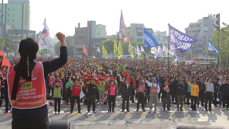 민주노총 광주지역본부는 24일 오후 옛 전남도청 앞 5.18민주광장에서 4.24 총파업대회를 열고 있다. 이날 총파업대회에는 총파업에 나선 건설노조, 공공운수노조, 일반노조, 학비노조를 비롯해 3천여 명이 참여하고 있다.