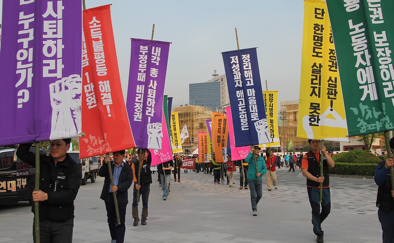 4.24 총파업대회를 마친 광주지역 노동자들이 5.18민주광장을 출발해 새누리당 광주시당까지 행진하고 있다.