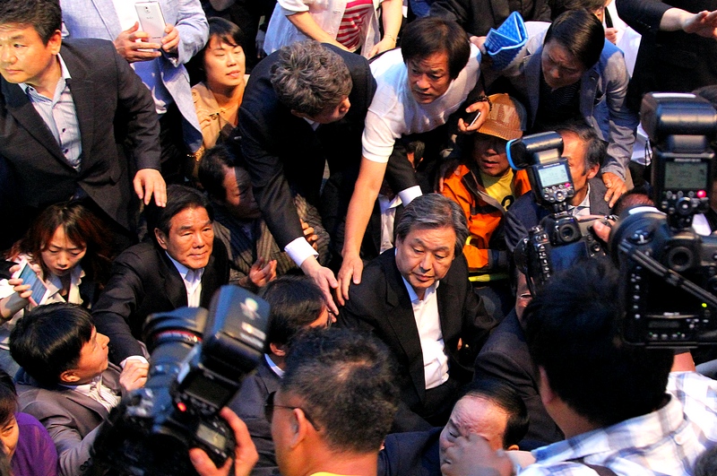 17일 오후 5·18전야제에 김무성 새누리당 대표가 예정대로 참석하자 광주 시민들이 격렬하게 항의하고 있다. 김 대표는 시민들의 거센 항의와 주최측의 퇴장 요구에 10여분 이상 버티다가 쫓겨나듯이 자리를 떴다.