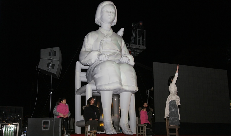 박선욱씨와 돋움무용단이 6m 대형 풍선아트 소녀상 앞에서 춤을 추고 있다.