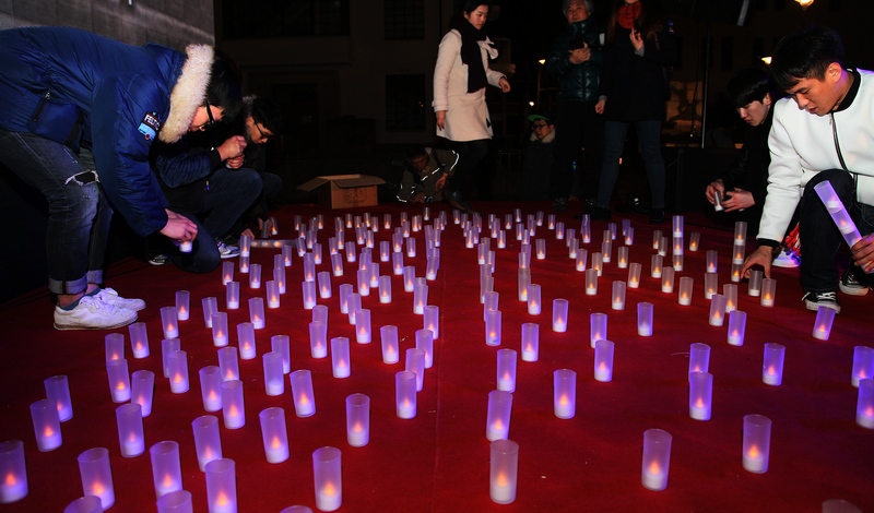 시민들이 시민문화제 무대를 촛불로 장식하고 있다.