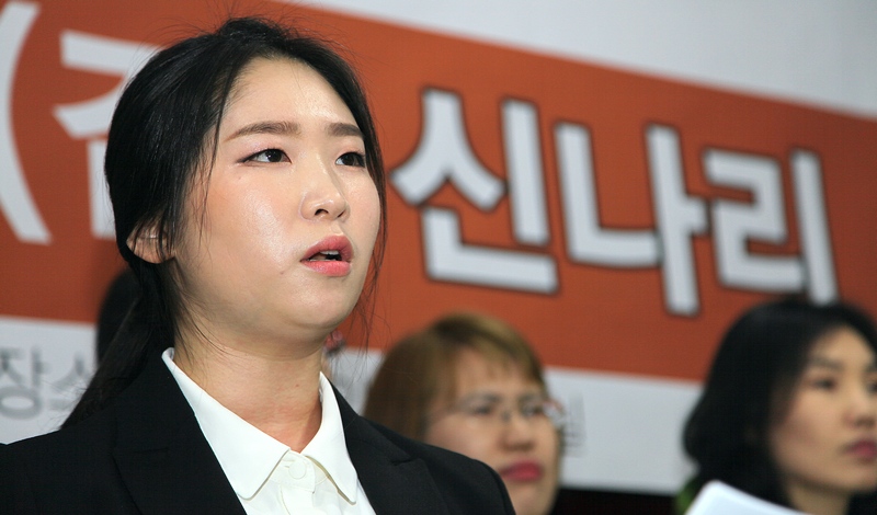 20대 전남대병원 간호사인 신나리 민중연합당 예비후보는 16일 오전 광주광역시의회 기자실에서 “99%를 위한 신나는 정치 만들어가겠다”고 광주동남갑 출마선언을 하고 있다.