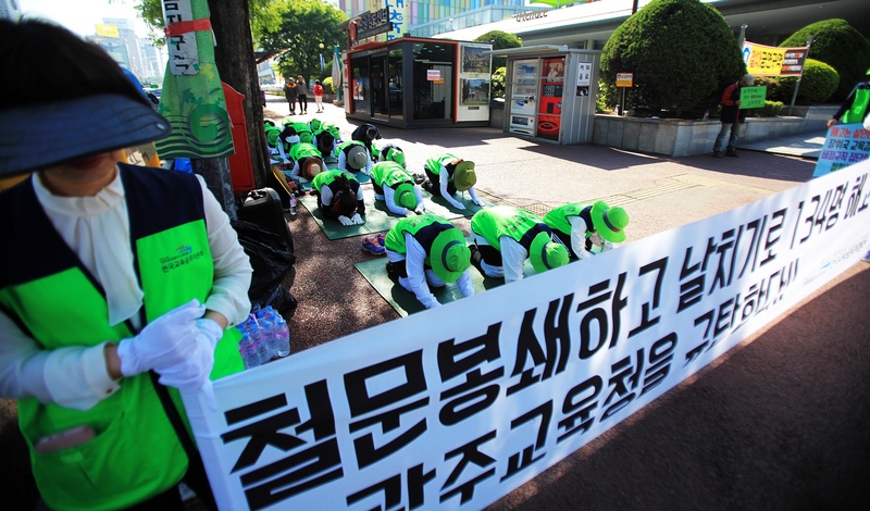 광주광역시교육청이 공개채용을 결정해 오는 8월말로 집단해고(계약해지) 될 처지에 놓인 초등돌봄교사 134명이 유스퀘어(광천종합버스터미널) 앞에서 ‘집단해고 철회’와 ‘광주시교육청 규탄’ 134배를 올리고 있다.