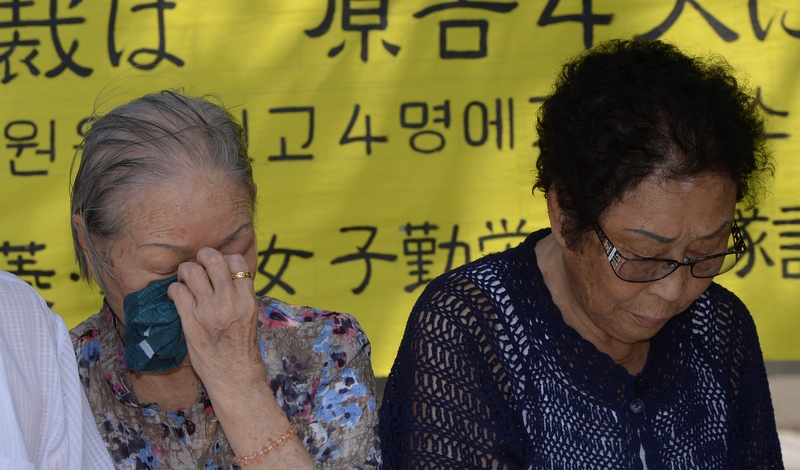 11일 미쓰비시 근로정신대 피해자 2차 소송 1심에서 승소한 뒤 김재림 할머니가 눈물을 흘리고 있다.