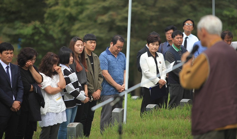 김준배열사20주기추진위원회는 16일 오전 광주 민족민주열사묘역(옛 5·18묘지, 북구 망월동)에서 꼭 20년 전인 1997년 9월16일 경찰 등의 무리한 체포작전으로 숨진 고 김준배 열사 20주기 추도식을 열고 있다. 오종렬 한국진보연대 전 총회의장이 추도사를 하는 동안 시민들이 눈물을 흘리며 고인을 애도하고 있다.