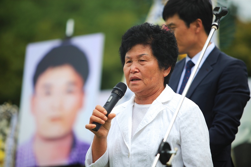 김준배열사20주기추진위원회는 16일 오전 광주 민족민주열사묘역(옛 5·18묘지, 북구 망월동)에서 꼭 20년 전인 1997년 9월16일 경찰 등의 무리한 체포작전으로 숨진 고 김준배 열사 20주기 추도식을 열고 있다. 김준배열사 어머니와 동생이 유족 대표로 인사하고 있다.