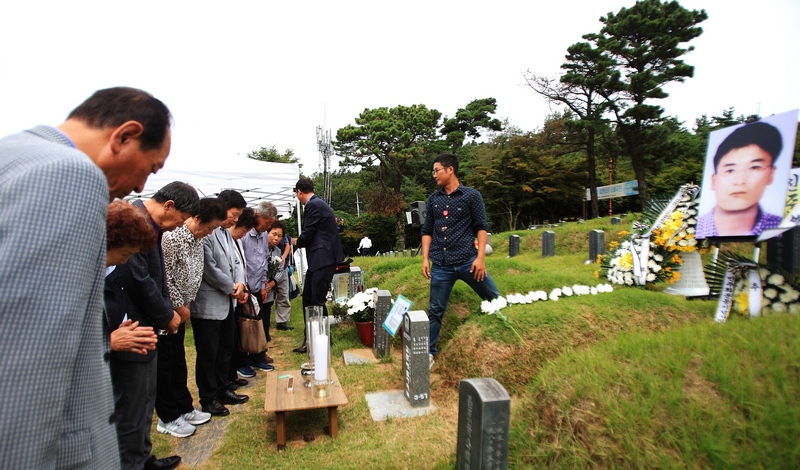 김준배열사20주기추진위원회는 16일 오전 광주 민족민주열사묘역(옛 5·18묘지, 북구 망월동)에서 꼭 20년 전인 1997년 9월16일 경찰 등의 무리한 체포작전으로 숨진 고 김준배 열사 20주기 추도식을 열고 있다. 추도식을 마친 뒤 김학수열사 아버님을 비롯한 호남지역 민족민주열사 부모님들이 헌화와 고인의 명복을 빌고 있다.
