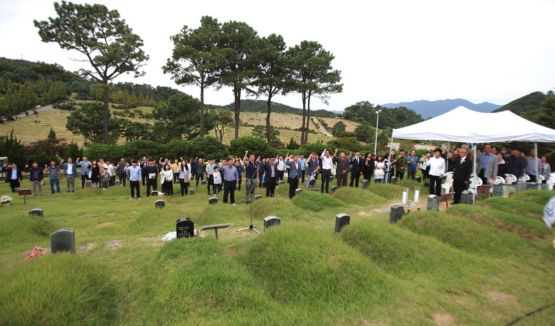 김준배열사20주기추진위원회는 16일 오전 광주 민족민주열사묘역(옛 5·18묘지, 북구 망월동)에서 꼭 20년 전인 1997년 9월16일 경찰 등의 무리한 체포작전으로 숨진 고 김준배 열사 20주기 추도식을 열고 있다. 이날 추도식에는 오종렬 한국진보연대 전 총회의장, 이규재 범민련 남측본부 의장을 비롯한 추도객 200여 명이 함께 하고 있다.