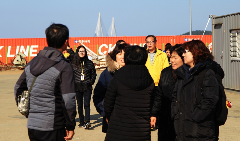 이날 기자회견이 시작되기 전 국민들에게 마지막 인사를 하는 세월호 미수습자 가족들과 연대하기 위해 서울, 안산 등에서 유가족 20여 명이 목포신항 세월호 앞으로 들어서고 있다.