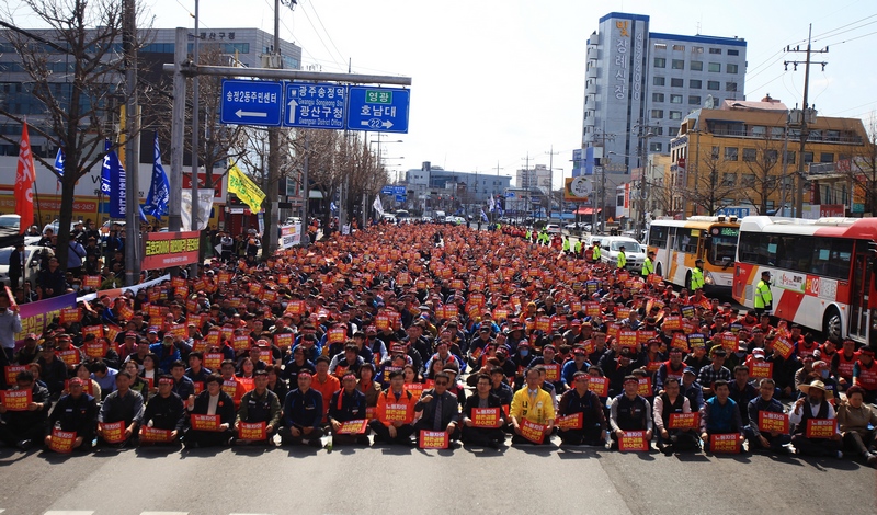 금속노조 금호타이어지회는 14일 오후 광주 광산구 영광통 네거리 고공농성장 앞 도로에서 총파업 돌입 및 산업은행과 정부를 상대로 한 강도 높은 투쟁을 선포하고 있다. 이날 총파업 선포식에는 금호타이어노조 3천여 명, 금호타이어비정규직지회 5백여 명을 비롯해 지역 노동계·시민사회·정치권까지 4천여 명이 모여 ‘해외매각 철회’ 등을 강하게 요구했다.