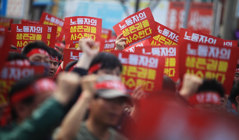 금속노조 금호타이어지회는 14일 오후 광주 광산구 영광통 네거리 고공농성장 앞 도로에서 총파업 돌입 및 산업은행과 정부를 상대로 한 강도 높은 투쟁을 선포하고 있다. 이날 총파업 선포식에는 금호타이어노조 3천여 명, 금호타이어비정규직지회 5백여 명을 비롯해 지역 노동계·시민사회·정치권까지 4천여 명이 모여 ‘해외매각 철회’ 등을 강하게 요구했다.