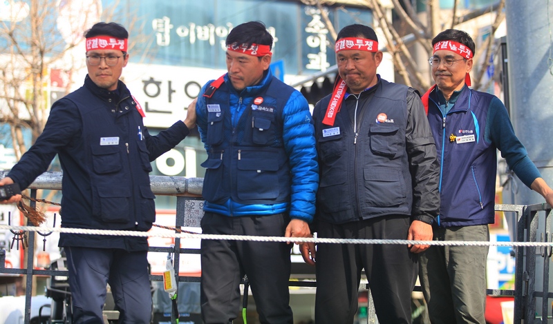 금호타이어 해외매각 철회 등을 촉구하며 지난 2일부터 13일째 고공농성을 진행하던 조삼수 대표지회장, 정송강 곡성지회장은 14일 오후 총파업 선포식에서 채권단과 정부를 상대로 한 강도 높은 투쟁을 약속하며 땅으로 내려오고 있다.