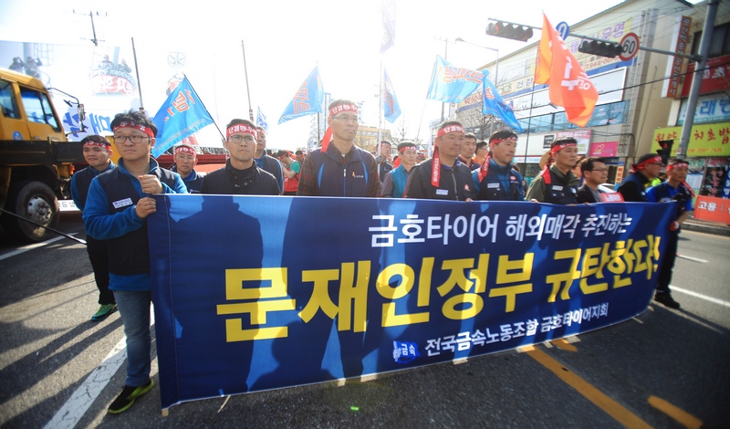 금호타이어노조 총파업 선포식에 참여한 4천여 명 조합원과 지역사회 참가자들이 고공농성을 벌이다 내려온 조삼수 대표지회장, 정송강 곡성지회장을 앞세우고 금호타이어 광주공장까지 행진하고 있다.