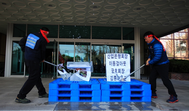 13일째 진행하던 고공농성을 접고 내려온 조삼수 대표지회장과 정송강 곡성지회장은 총파업 선포식을 마치고 금호타이어 광주공장에 들어온 조합원들과 지역사회 참가자들 앞에서 이동걸 산업은행장, 김종호 금호타이어 회장을 상대로 투쟁을 다짐하는 상징의식을 하고 있다. 이들은 이후 인근 병원으로 옮겨 건강상태를 확인키로 했다.
