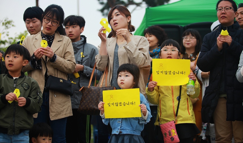16일 오후 예술인행동 장에 참여한 시민들이 세월호참사를 추모하는 노래 ‘잊지 않을게’을 부르고 있다.