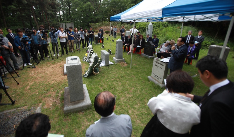 5·18 당시 광주기독병원 원목으로 재직하면 신군부와 계엄군 학살만행을 사진으로 전세계에 알리고, 청문회를 통해 ‘광주학살 증언’해 학살자를 단죄하는데 기여했던 헌트리 목사 유해 안장식이 17일 오전 호남신학대학 내 양림동원선교사묘지에서 열리고 있다.