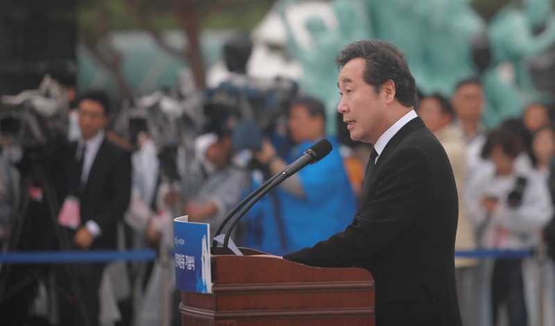 이낙연 총리가 5·18 기념사를 하고 있다. 이날 이 총리는 “책임을 져야 할 사람이 사실을 왜곡하고 광주의 명예를 훼손하기도 했다”라고 하면서 “진실의 심판을 피하지 못할 것”이라고 힘줘 말하고 있다. 이날 이 총리는 순간 울컥하면서 말을 제대로 잇지 못하기도 했다.