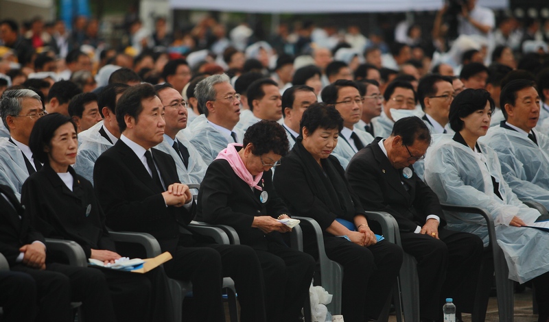 이낙연 총리 기념사 뒤 시네라마 형식으로 진행된 기념공연을 보지 못하고 5·18 유족들이 고개를 숙이고 있다.