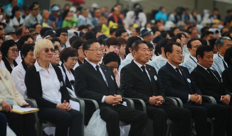 이낙연 총리 기념사 뒤 시네라마 형식으로 진행된 기념공연을 보지 못하고 5·18 유족들이 고개를 숙이고 눈물을 훔치거나 울음을 삼키고 있다.