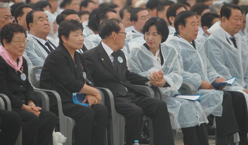 추미애 더불어민주당 대표가 기념식에서 기념공연을 통해 자식을 잃은 아픔을 증언한 5·18 유족 손을 잡으며 위로하고 있다.