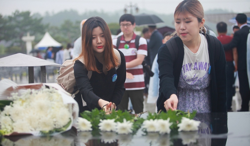 제38주년 5·18민주화운동 기념식을 마친 뒤 시민들이 국립5·18민주묘지에 헌화하고 있다.