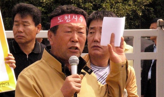 고 홍번 범민련 광주전남연합 명예의장은 지난 13일 오후 지병으로 별세했다. 향년 76세. 장지를 광주 북구 망월동 민족민주열사묘역으로 할 것을 논의하고 있다. 고인은 2010년대 초반까지 활발하게 사회활동을 이어왔다. 사진은 2009년 4월 옛전남도청 보존을 촉구하는 기자회견 때 모습이다.