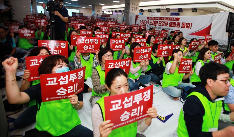 보건의료노조 전남대학교병원지부는 12일 오전 파업 돌입 기자회견에 앞서 조합원 4백여 명이 참여한 가운데 파업 출정식을 열고 있다.