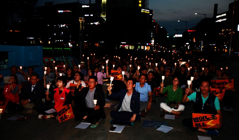 전교조는 12일 오후 서울, 부산, 광주를 비롯한 전국 12곳에서 조합원을비롯해 3천여 명이 참가한 가운데 ‘법외노조 철회-교육개혁 촉구 전국동시다발 교사결의대회’를 열었다. 이날 전교조 광주지부 또한 광주 5·18민주광장에서 조합원 등 1백5십여 명이 참여한 가운데 촛불을 들고 “법외노조 철회하라” 등을 외치고 있다.