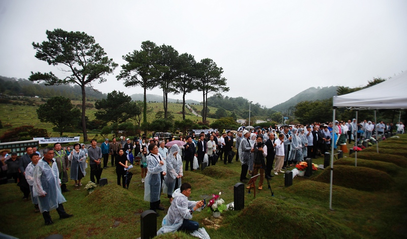 생명 평화 일꾼 고 백남기농민 2주기 추모제가 15일 오후 광주 망월동 민족민주열사묘역(옛 5·18묘지)에서 열리고 있다. 추모제 참가자들이 “우리가 백남기다”를 외치며 고인의 뜻을 기리고 있다.
