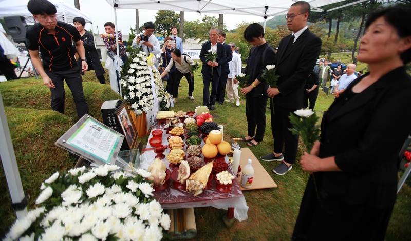 백남기농민 2주기 추모제를 마치면서 고인의 부인 박경숙씨와 딸 백도라지씨 부부가 헌화하고 있다.