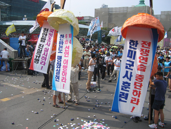 노동자들이 박을 터뜨리며 615공동선언 이행과 한반도 평화실현을 기원하고 있다
