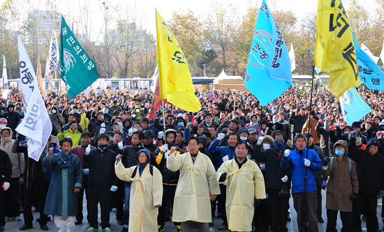 '한미FTA 폐기, 한나라당 해체' 범국민대회에 참석한 농어민들이 사전집회를 열고 있다.