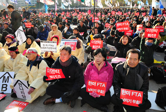 '한미FTA 폐기, 한나라당 해체' 범국민대회 농어민 사전집회에 참석한 이정희 민노당 대표, 정세균 민주당 최고위원 등