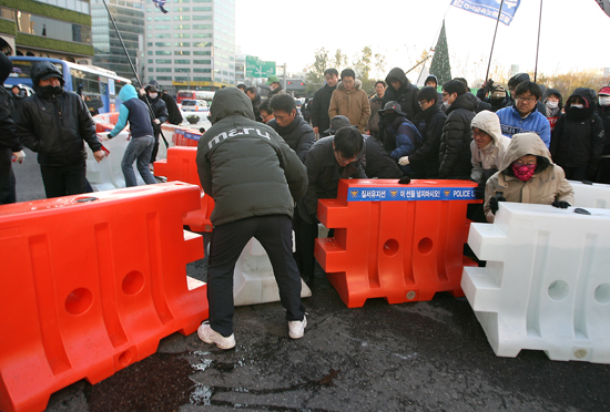 한미FTA 비준안 날치기를 규탄하는 시위대가 거리행진을 하고 있다.